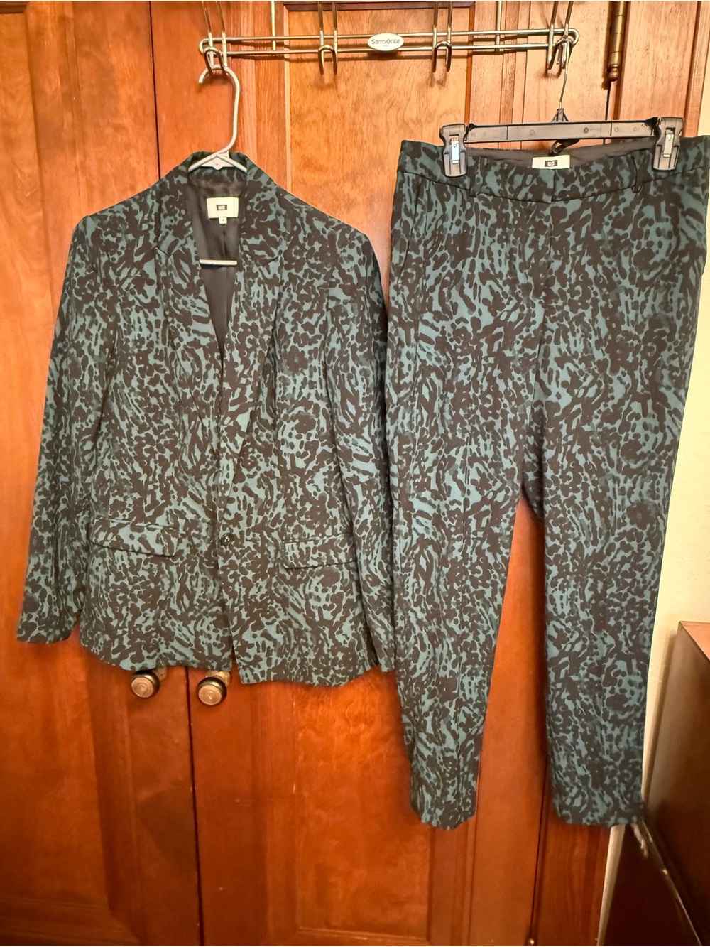 WE - Designer Printed Teal and Black Pant Suit Blazer Size 40 / Pants 38 - Picture 3 of 9